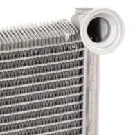 Radiatore in Alluminio Di Una Stufa Di Un'auto Su Fondo Bianco Chiuso  Isolato Immagine Stock - Immagine di raffreddamento, riscaldatore: 268726139
